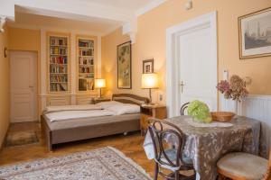 a living room with a bed and a table at Villa Neuwirth in Greifenstein