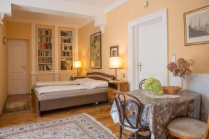 un soggiorno con un letto e un tavolo di Villa Neuwirth a Greifenstein