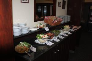 ein Buffet mit Tellern und Schüsseln. in der Unterkunft Hotel Skála in Malá Skála