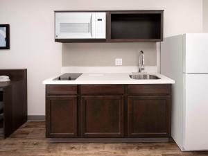 Kuchyň nebo kuchyňský kout v ubytování WoodSpring Suites Austin South Central I-35 + 9 fotografií