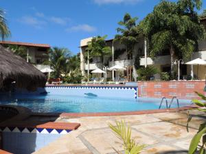 uma piscina em frente a um resort em Condomínio Solar Pipa em Pipa