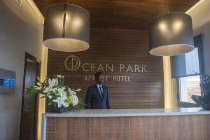 卡薩布蘭卡的住宿－海洋公園公寓式酒店，站在房间入口处的身着西装的人