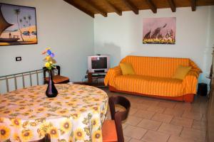 sala de estar con sofá y mesa en Etna Case Mangano, en Linguaglossa