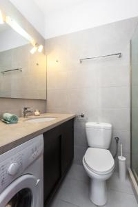A bathroom at Wormwood - Morfi Village