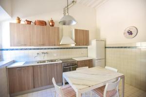 Küche/Küchenzeile in der Unterkunft Villa San Dalmazio splendida appena 5km dal centro