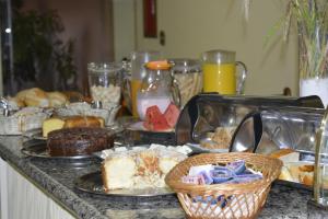 una mesa cubierta con diferentes tipos de pan y repostería en Palace Hotel, en Barretos