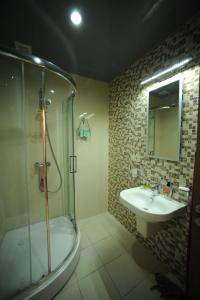Bilik mandi di Orbi Sea Tower Apartment