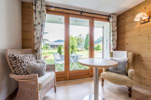 a room with a table and chairs and a window at Studio Romand proche Morzine in Essert-Romand