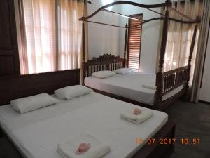 2 Einzelbetten in einem Zimmer mit 2 Dritteln in der Unterkunft Akain villa in Degalla