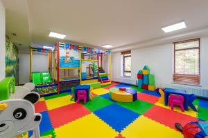 una sala de juegos para niños con un juguete Mickey en Rufus Lodge, en Kotarkol