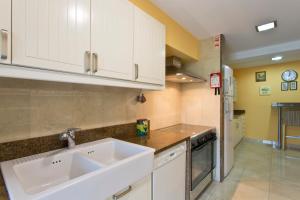 Kuchyň nebo kuchyňský kout v ubytování Own Places Boavista Apartment