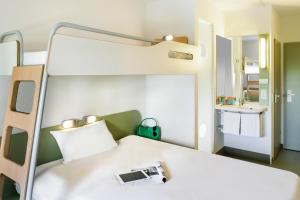 A bed or beds in a room at ibis budget Muenchen City Sued