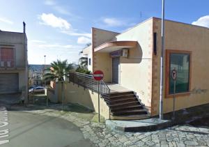 un edificio con escaleras y una señal de no entrar en Matino Casa Vacanza, en Matino