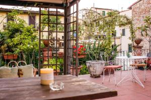 - patio z drewnianym stołem i krzesłami w obiekcie Hotel Il Bargellino we Florencji