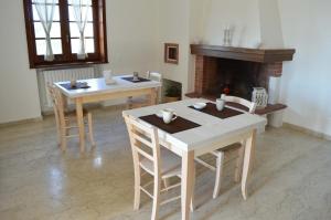 トリカーゼにあるB&B Profumo di Alloroのリビングルーム(テーブル2台、暖炉付)