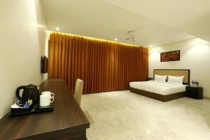 Centrum Hotel by Brijwasi客房内的一张或多张床位