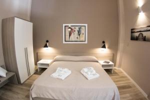 sypialnia z łóżkiem i dwoma ręcznikami na nim w obiekcie Bagnasco 18 suite&terrace w mieście Palermo