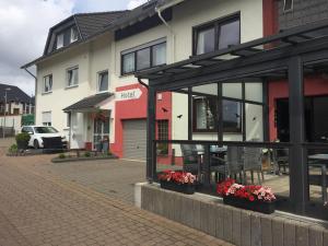 un edificio con ventanas y flores en una calle en Hotel Colosseum, en Rheinböllen