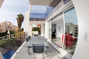 a balcony of a house with a table and chairs at Villa La Gurulla in Garrucha