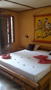 Postel nebo postele na pokoji v ubytování Samara Palm Lodge