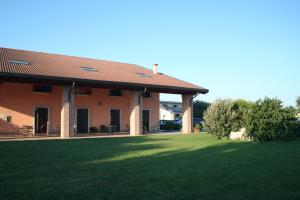 uma casa com um relvado verde em frente em Agriturismo Ca' Del Gal em Valeggio sul Mincio