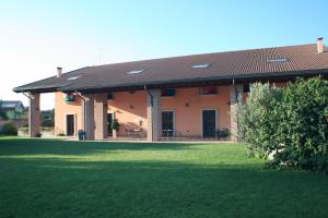 een huis met een groen gazon ervoor bij Agriturismo Ca' Del Gal in Valeggio sul Mincio