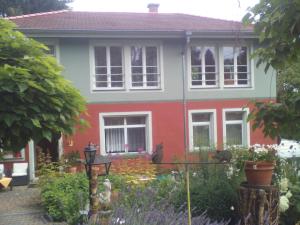 dom z ogrodem przed nim w obiekcie Ferienwohnung Naturnah w Dreźnie