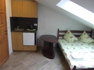 een slaapkamer met een bed, een tafel en een wastafel bij Deima in Nida