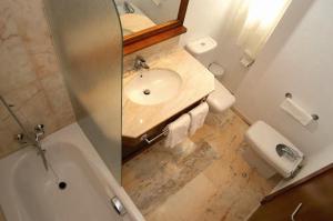 a bathroom with a toilet, sink, and bathtub at Villa Guadalupe in Málaga