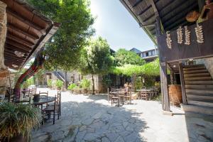 a patio with tables and chairs outside of a building at La Moncloa de San Lazaro in Cacabelos