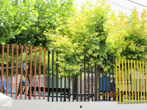 Une clôture noire avec des arbres derrière elle dans l'établissement Hostal Banderas, à Fuensanta de Martos