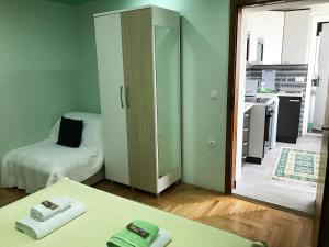 Säng eller sängar i ett rum på Villa Metulevi