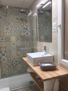 y baño con lavabo y ducha. en Ahro Suites, en Málaga
