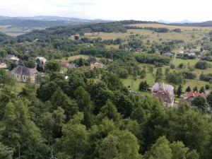 uma vista aérea de uma pequena aldeia nas colinas em Pension U Koupaliště em Tisá