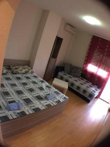pokój z 2 łóżkami i kanapą w obiekcie Apartments President w mieście Star Dojran