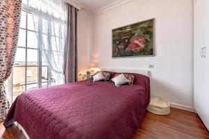 アデへにある3bedroom Villa Costa Adejeのベッドルーム(紫色のベッド1台、大きな窓付)