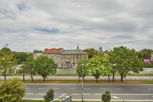 pusty parking przed budynkiem w obiekcie Apartament z widokiem na Wawel w centrum miasta w Krakowie