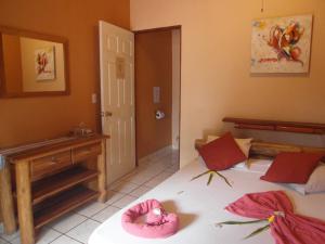 Postel nebo postele na pokoji v ubytování Samara Palm Lodge
