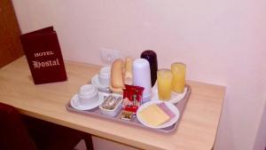 - un plateau de nourriture sur la table dans l'établissement Hotel Hostal (Adults Only), à Rio de Janeiro