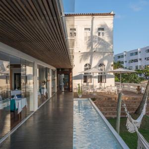 - Vistas al exterior de un edificio con piscina en Zank by Toque Hotel, en Salvador