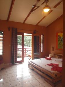 Postel nebo postele na pokoji v ubytování Samara Palm Lodge