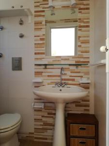 ヴァルデーリチェにあるAi Tre Scalini da Mariaのバスルーム(洗面台、トイレ付)