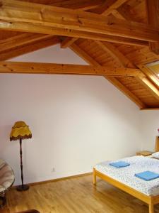 um quarto com uma cama e um tecto de madeira em Pension Charlie Retro-Modern Design em Praga