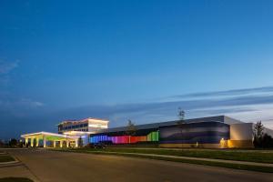 un edificio con una fachada colorida al lado de una calle en Rhythm City Casino & Resort, en Davenport
