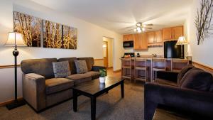 sala de estar con 2 sofás y cocina en Donner Lake Village, en Truckee