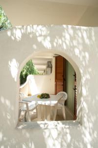 マッティナータにあるResidence Adriaticoの白い椅子と花のテーブル