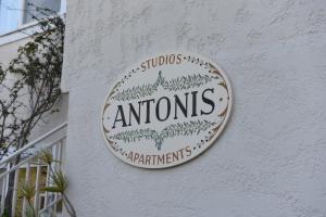 プラキアスにあるAntonis Studios & Apartmentsの建物脇の看板