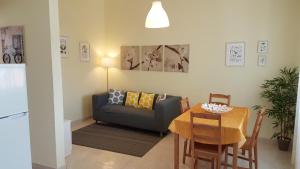 ein Wohnzimmer mit einem Sofa und einem Tisch in der Unterkunft Villa Mucifal A in Sintra