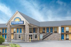 een weergave van een dag in niagara watervallen bij Days Inn by Wyndham Newberry South Carolina in Newberry