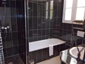 Um banheiro em Hotel Molière
